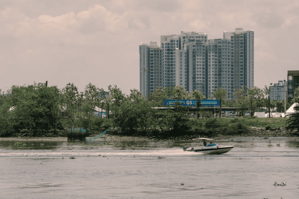 The speedboat is a popular choice among visitors traveling to the Cu Chi Tunnels, offering a scenic and unique way to reach the site (Source: Pexels)